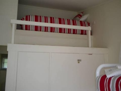 2 bedrooms, iron/ironing board, bed sheets