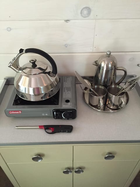 Stovetop, coffee/tea maker, electric kettle, cookware/dishes/utensils