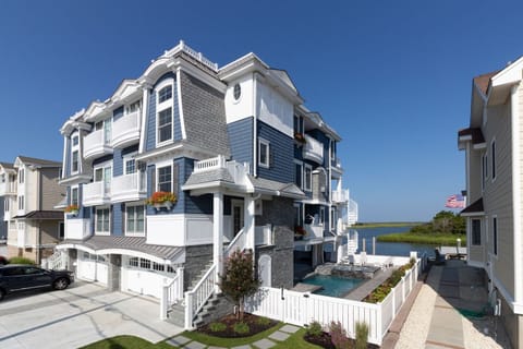 Awesome bayfront - 6br home with 4 stoelevator, pool, jacuzzi, and daily sunsets