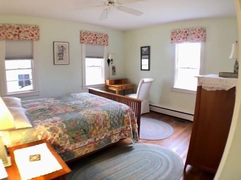 Come Enjoy this Lovely In-Town Home! House in Wellfleet