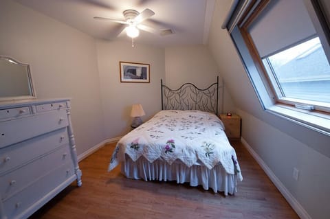 6 bedrooms, desk, iron/ironing board, WiFi