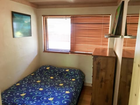 2 bedrooms, iron/ironing board, bed sheets, wheelchair access