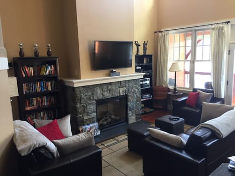 Comfy lounge area - gas fireplace, UHD TV, books and games