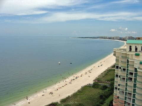 Beach nearby, sun loungers, beach towels