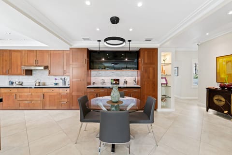 Bar and serving counter