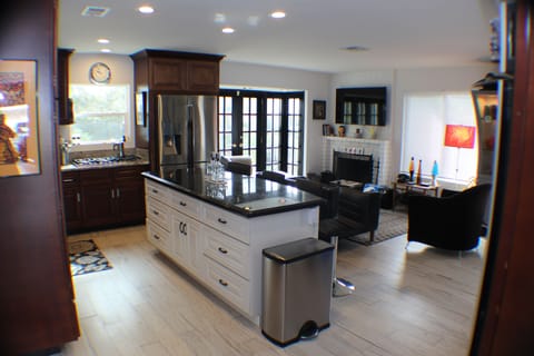 Private kitchen | Microwave, dishwasher, coffee/tea maker, cookware/dishes/utensils