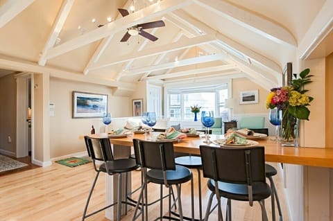 Vaulted ceilings - Light and airy -sky lights