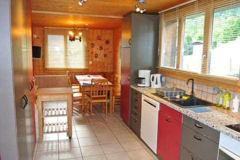 The kitchen of the 5-room flat and its eating-area, suitable for big families.