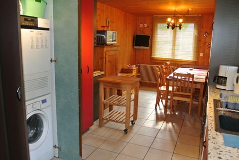 The chalet is very well equipped. Left: washing-machine and clothes-dryer.