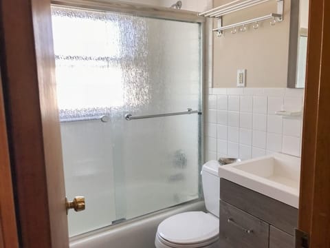 Combined shower/tub