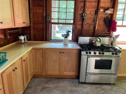 Fridge, oven, stovetop, coffee/tea maker