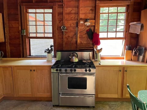 Fridge, oven, stovetop, coffee/tea maker