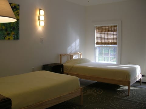 1 bedroom, memory foam beds, internet, bed sheets