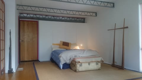 Iron/ironing board, bed sheets, wheelchair access