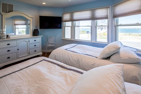 1st floor East Bay bedroom (2 twin beds); en suite bathroom, smart TV every BR