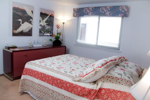 Master Bedroom with Queen Bed.