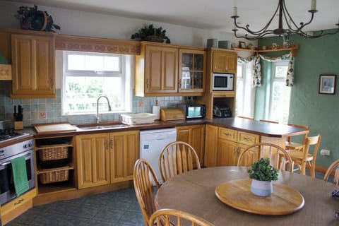 Large Country Kitchen w/bar top seating