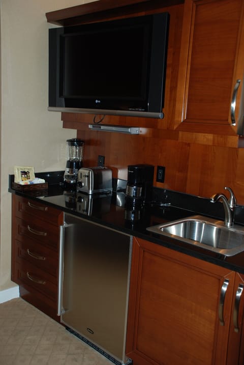 Fridge, microwave, stovetop, coffee/tea maker