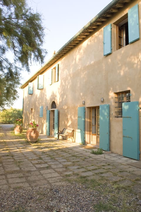 The façade facing the beach