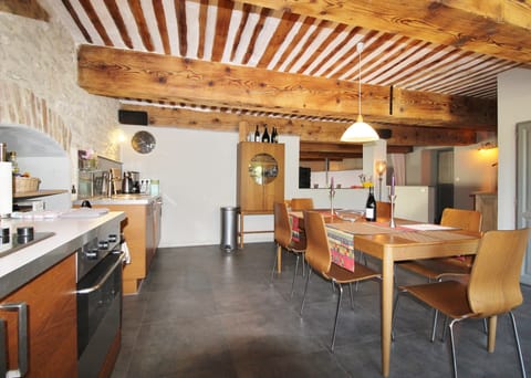 Kitchen & dining area