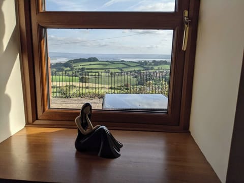 All bedrooms and the lounge / dining area have uninterrupted views of rambling countryside and the meandering River Severn.