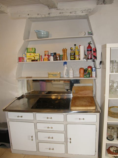 Fridge, oven, stovetop, coffee/tea maker