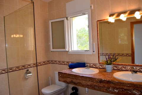 Combined shower/tub, hair dryer, bidet, towels