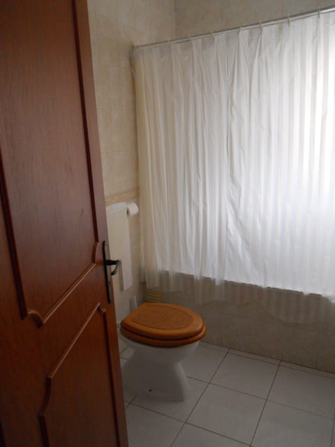 Combined shower/tub, bidet, towels