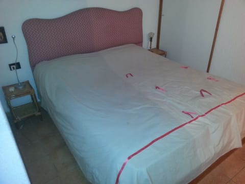 1 bedroom, bed sheets