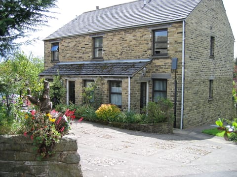 Wraycroft Cottage courtyard