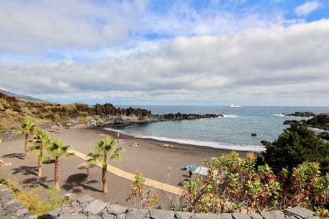 Beach nearby, sun loungers, beach towels