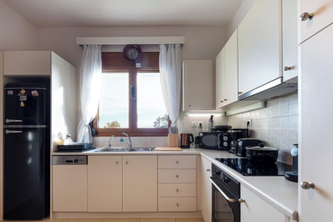 Fully equipped kitchen area & dining area.