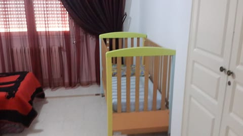 2 bedrooms, cribs/infant beds, bed sheets