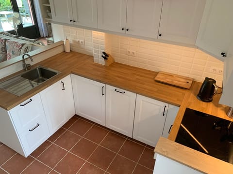 Kitchen: oven, hob, microwave & dishwasher. (Washing machine in cloakroom)