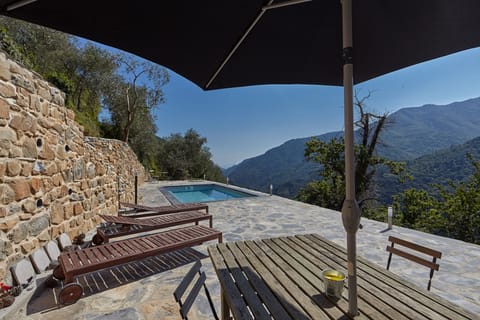 Terrace with large table and 6 chairs