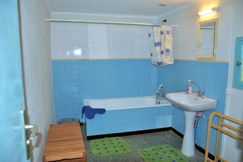 Combined shower/tub, hair dryer