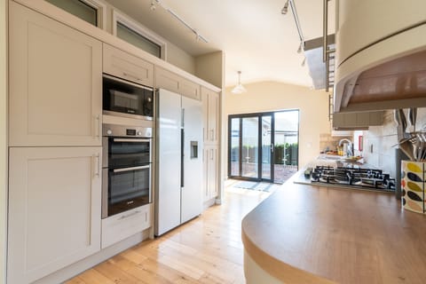 Fully fitted kitchen