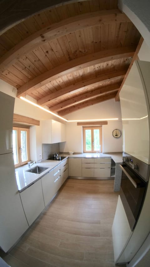 STELLA - Offene Küche mit Backofen, Spülmaschine, Ceranfeld, Kühlschrank