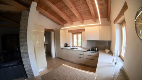 STELLA - Offene Küche mit Backofen, Spülmaschine, Ceranfeld, Kühlschrank