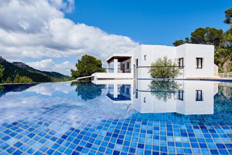 Outdoor pool, an infinity pool