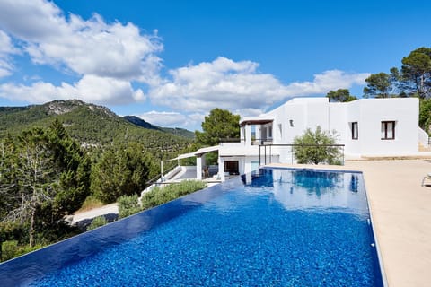 Outdoor pool, an infinity pool