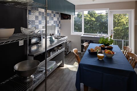 Kitchen gas top, electric oven, washing machine, dishwasher, fridge freezer