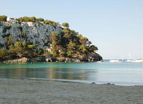 Beach nearby, sun loungers, beach towels