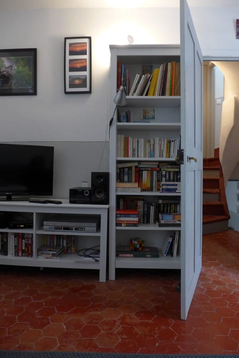 tv, hifi,books in the loundge, first half floor,
and the stairs to the bedrooms