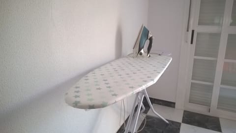 4 bedrooms, iron/ironing board, bed sheets