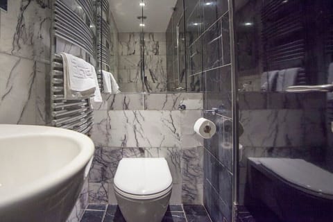 Combined shower/tub, hair dryer, towels