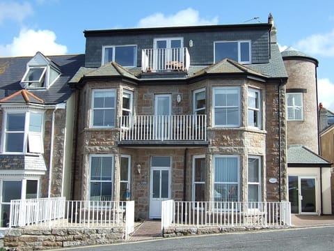 Ocean Breeze Apartments - St Ives