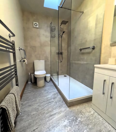 Combined shower/tub, hair dryer, towels, soap