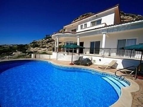 FAB SEA VIEWS.!! Large 10m x 5m  pool with Roman steps. Pool gets SUN all day!