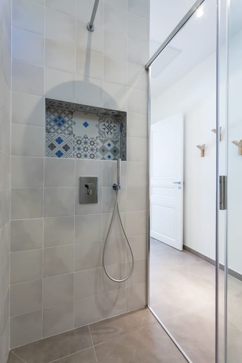 Combined shower/tub, hair dryer, towels, soap